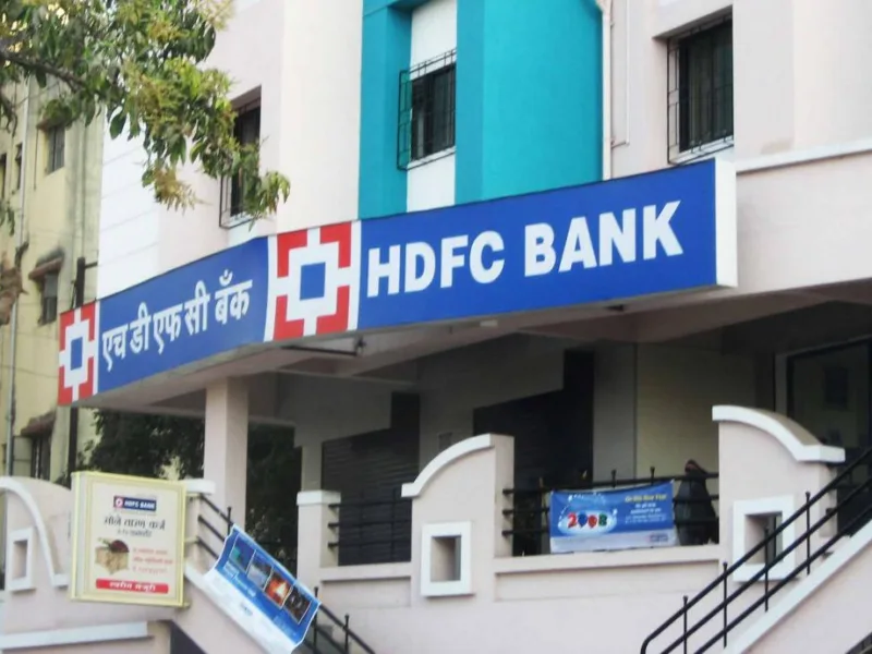 RBI ने HDFC, AXIS समेत कई बड़े बैंक को दिया झटका. भुगतान पर रोक से करोड़ों कस्टमर्स हुए प्रभावित.